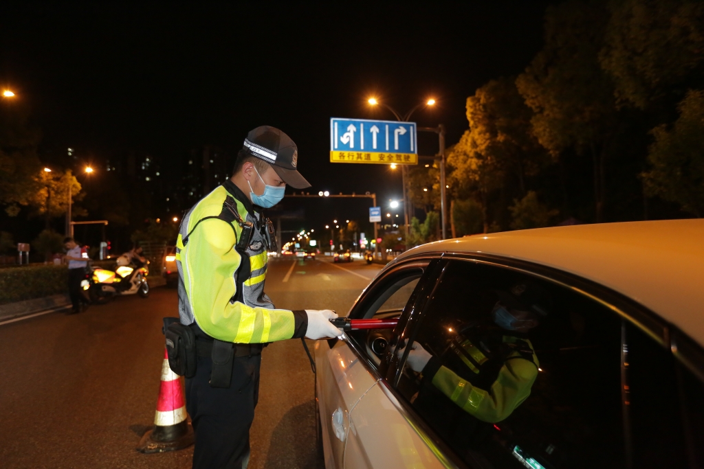 2民警盘查酒驾醉驾等违法行为。重庆高新区警方供图
