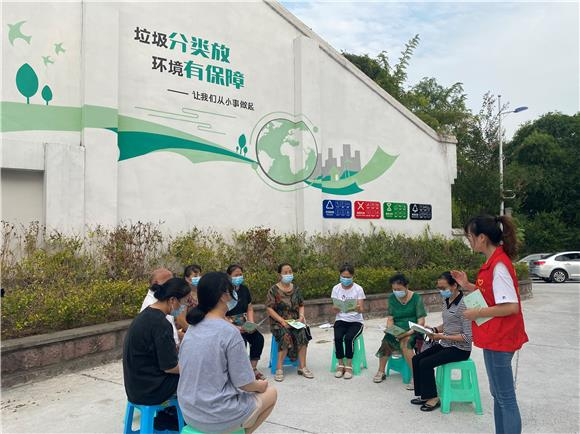 Volunteers were telling short stories about garbage classification to the residents. (Photographed by Wen Jing)