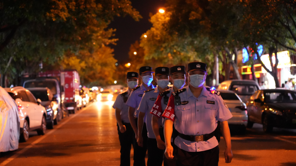 1民警在街面巡逻。重庆高新区警方供图