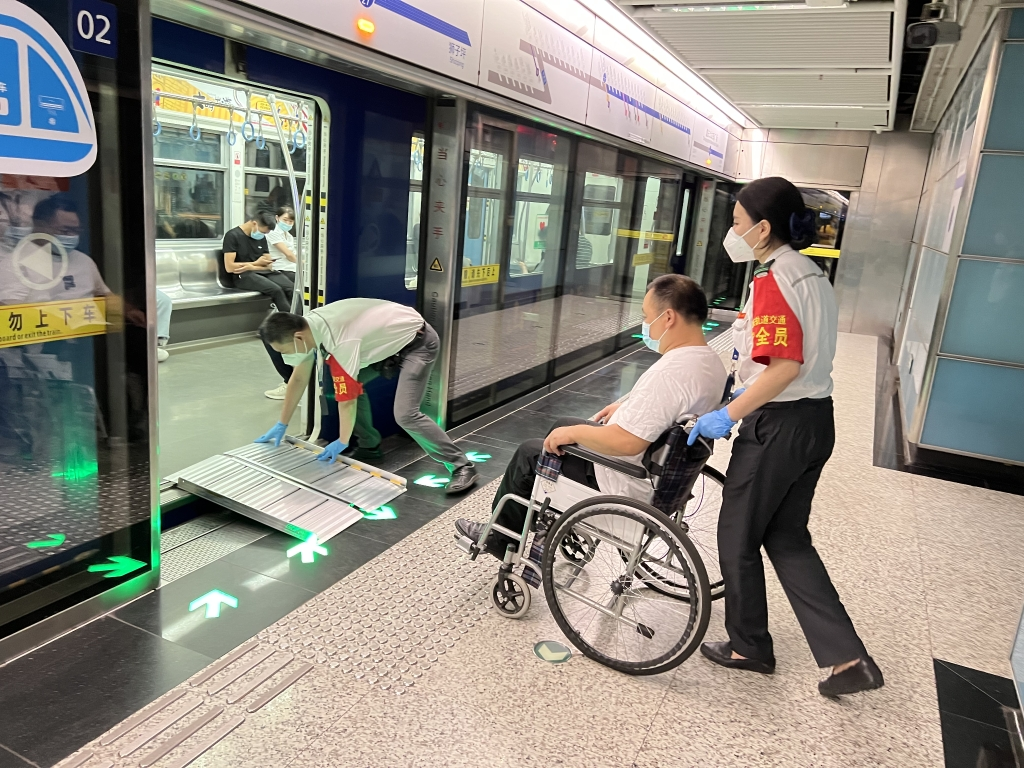 A staff helping a passenger get on the train. (Photo provided by Chongqing Rail Transit Group)