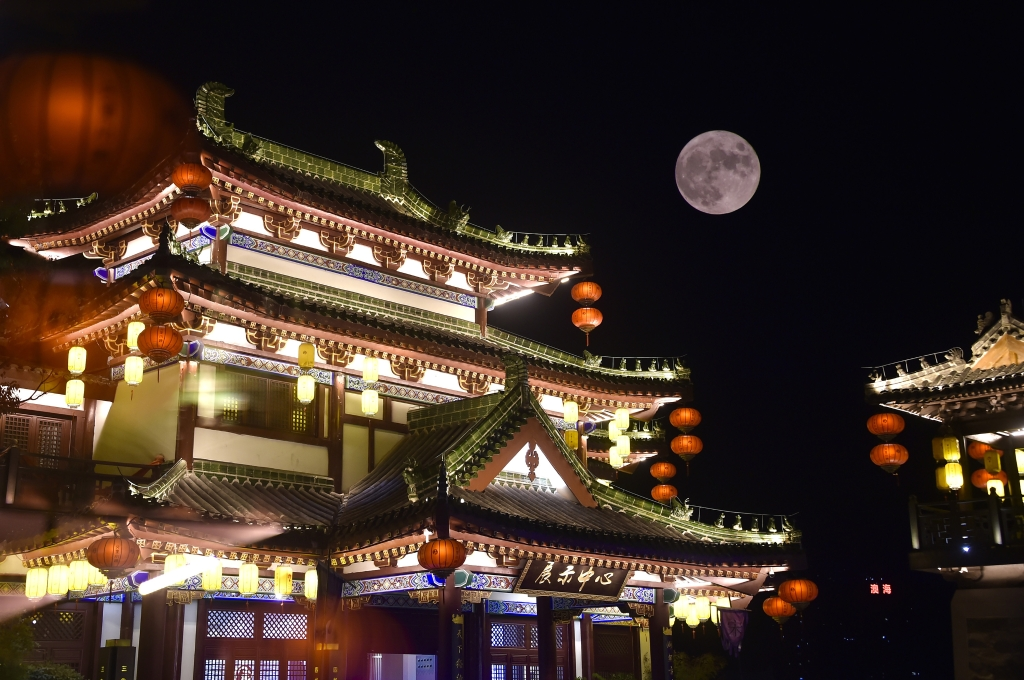 On 10th September, in Fuling District, the moon tonight is extraordinarily round. (Photographed by Huang He)
