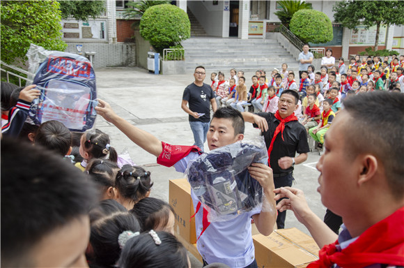 民警给孩子们发放物资。云阳县公安局供图 华龙网发