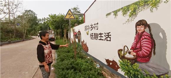墙上绘制的农家生活壁画。特约通讯员 赵武强 摄