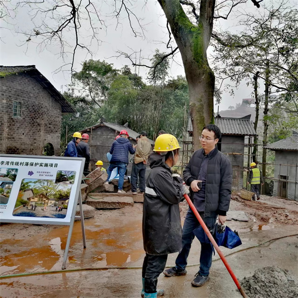赵新在李湾传统村落保护施工现场。受访者供图