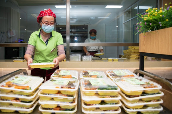 石马河街道养老服务中心“中央厨房”统一配餐。江北区委宣传部供图 华龙网发.jpg