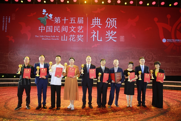 宗和云(左二)在“山花奖”颁奖典礼。