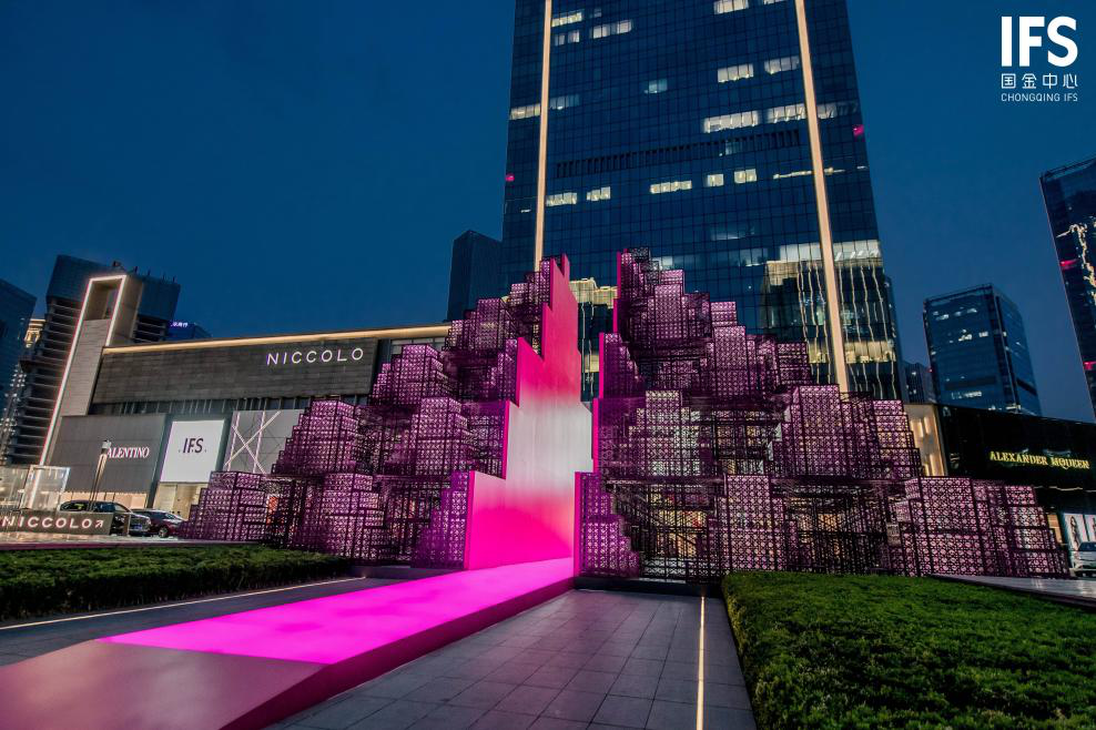 重庆IFS五周年发布公共艺术装置“第十八道门”
