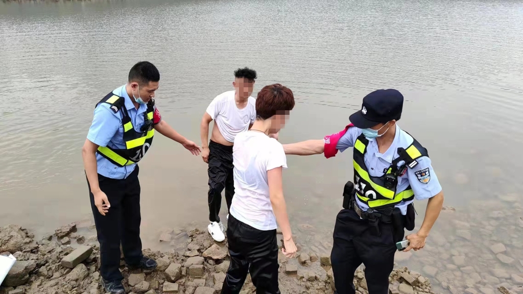 2民警与柳先生合力将沈女士救上岸。重庆沙坪坝警方供图