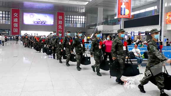 1新兵陆续抵达重庆北站。华龙网-新重庆客户端记者 尹建红 摄