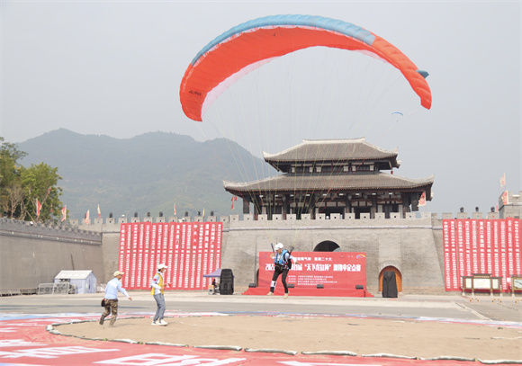 参赛选手降落在张飞庙景区。云阳县文化和旅游委供图 华龙网发