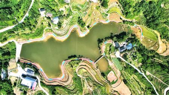七彩茶山环湖步道，成为一道靓丽风景线。记者 吴荣凯 綦长伟 摄