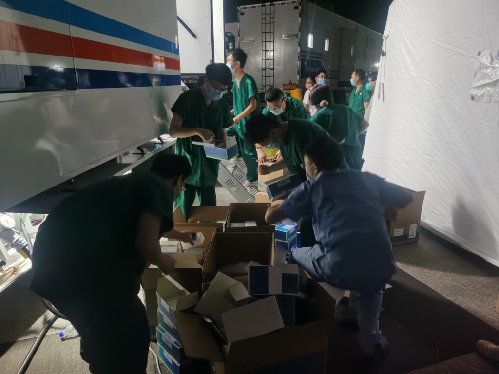 The supportive team of Chongqing was counting supplies in Guiyang. (Photo provided by Chongqing Municipal Health Committee)