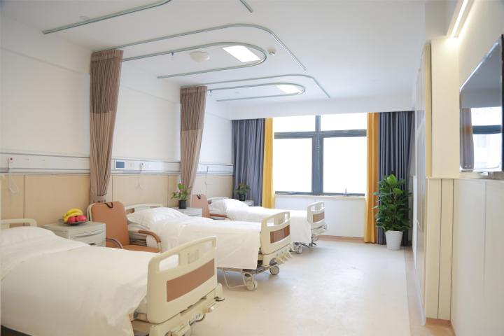 重庆大学附属沙坪坝医院(重庆市沙坪坝区人民医院)新院区病房。医院供图