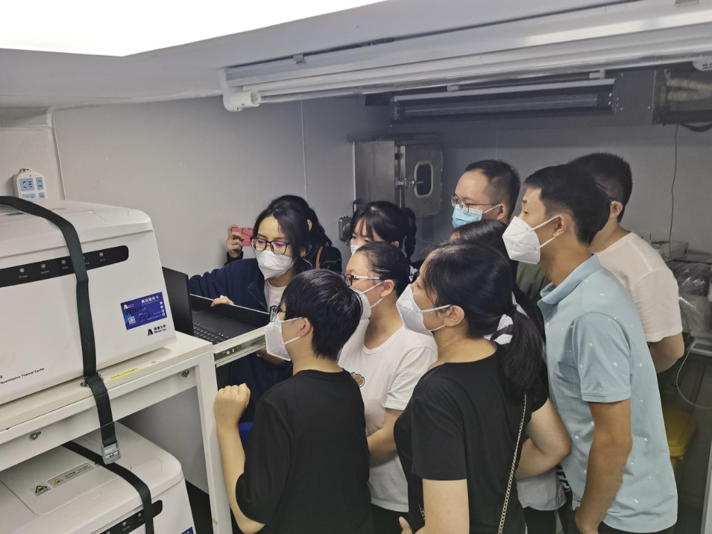 The Chongqing’s nucleic acid test supportive team for Zhijin organized members to take practical training in the cabin in turn. (Photo provided by Chongqing Municipal Health Committee)