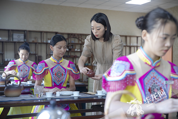 黔江民族职业教育中心，孩子们身着民族服装学习茶艺。华龙网-新重庆客户端记者 张质 摄