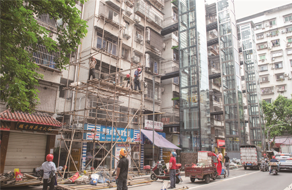 Workers were installing new elevators for an old residential building in Gaosuntang. (Photographed by Ran Mengjun)