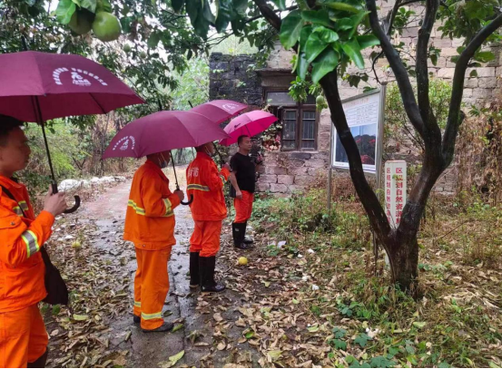 雨后应急救援队巡查地灾点。通讯员 宋小川 摄