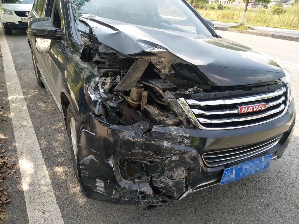 肇事轿车的车头一侧也受损。重庆市荣昌区警方供图