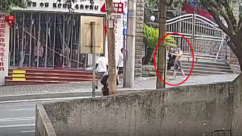 嫌疑人外出散步，被警方抓获。重庆两江新区警方供图