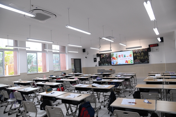 宽敞明亮的教室。江津区滨江新城建设管理中心供图 华龙网发