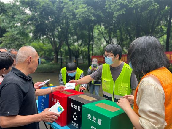 1渝北区龙山街道旗龙路社区开展垃圾分类宣传活动。通讯员 陈天红 摄