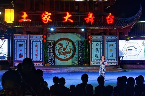 4游客在土家大舞台上表演。石柱县文化旅游委供图 华龙网发