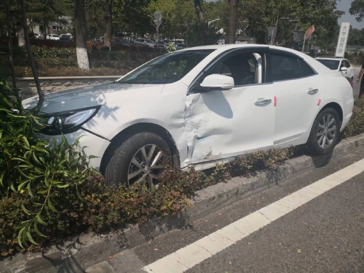 受损的白色轿车。重庆高新区警方供图