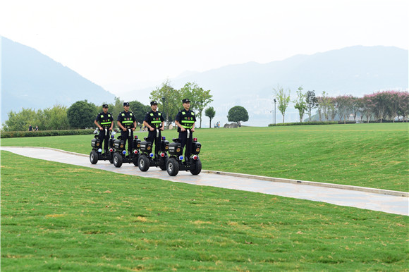 巡逻队骑着平衡车在月光草坪。云阳县公安局供图 华龙网发