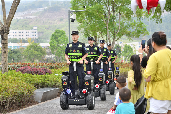 巡逻队成了环湖绿道上一道风景线。云阳县公安局供图 华龙网发