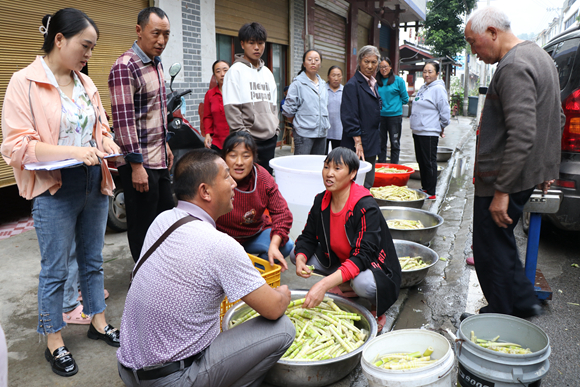 农户正在售卖竹笋。 通讯员 郭凡 摄