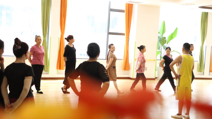 老人在社区养老服务中心学跳舞。记者 袁启芳 摄