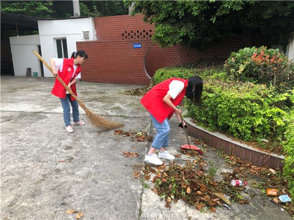 2虎峰村青年志愿者正在清扫垃圾。通讯员 吕利 摄