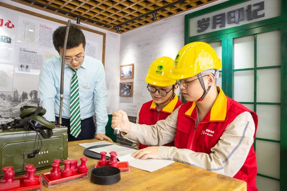 4国网重庆石柱供电公司在初心邮局进行新进大学生岗前培训。通讯员 朱亚坤 摄