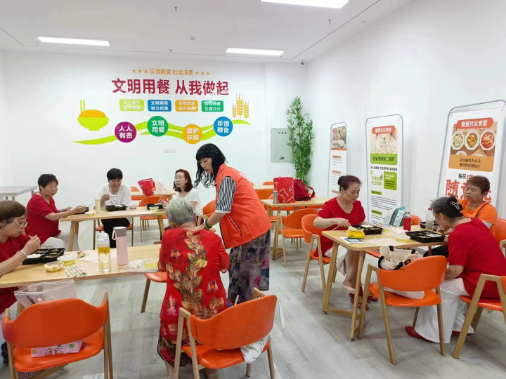 老人在社区养老服务中心食堂就餐。记者 袁启芳 摄