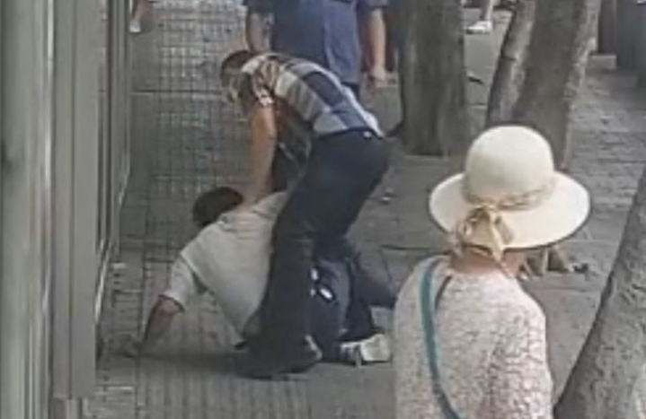 1龙义将嫌疑人放倒。重庆九龙坡警方供图