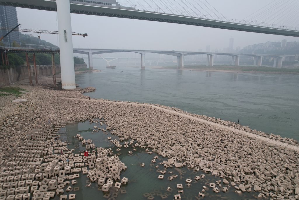 The hollow stones are actually ecological fish nesting bricks. (Photographed by Guo Xu)