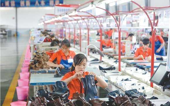 2012年9月12日，璧山一鞋厂内，工人正忙碌赶工。