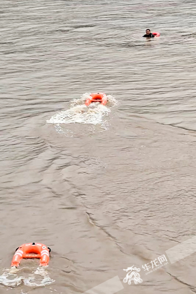 现场演练中，水上遥控救援器驶向“落水人员”。华龙网-新重庆客户端记者 石涛 摄