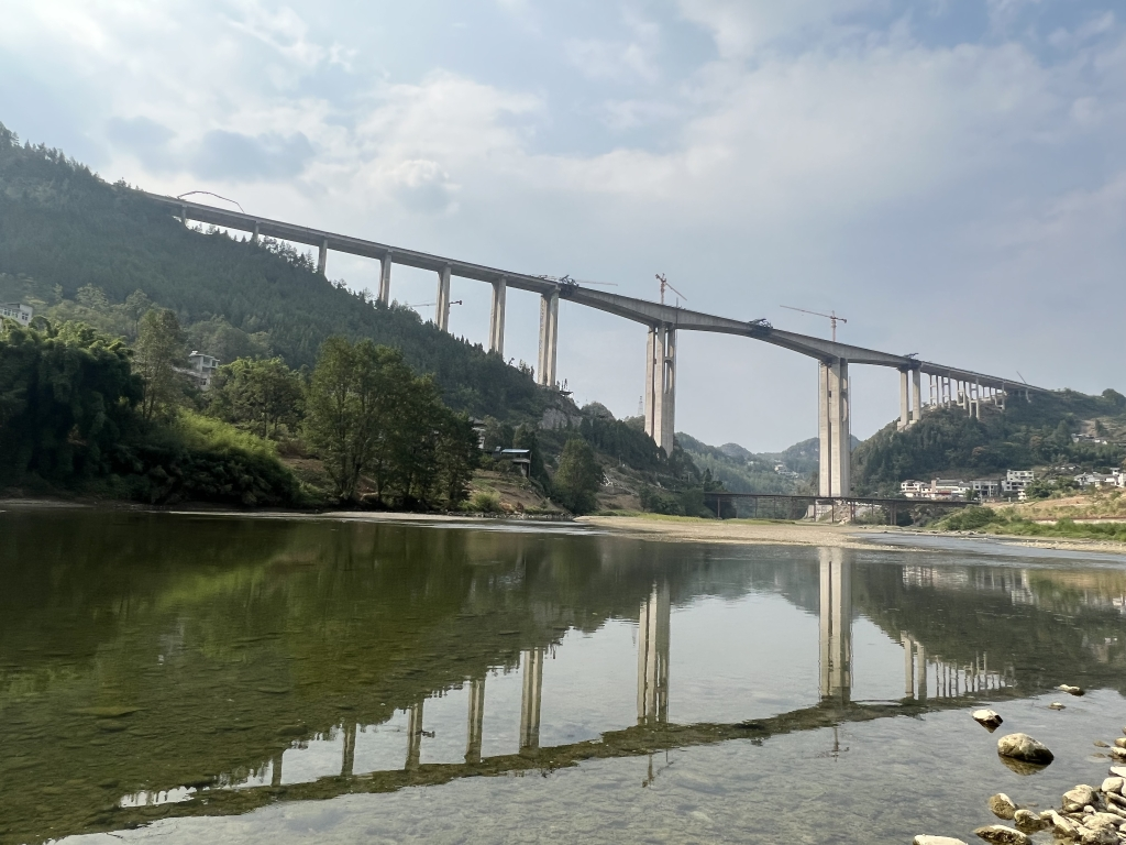 The two sections of Apengjiang No.2 Bridge were connected. (Photo provided by the interviewee)