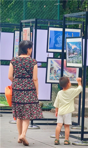 160余幅作品在谢家湾小学旁边广场展出。通讯员 李松 摄