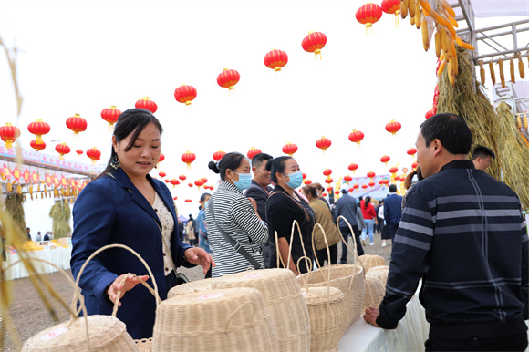 活动现场农特产品受青睐。云阳县委宣传部供图 华龙网发