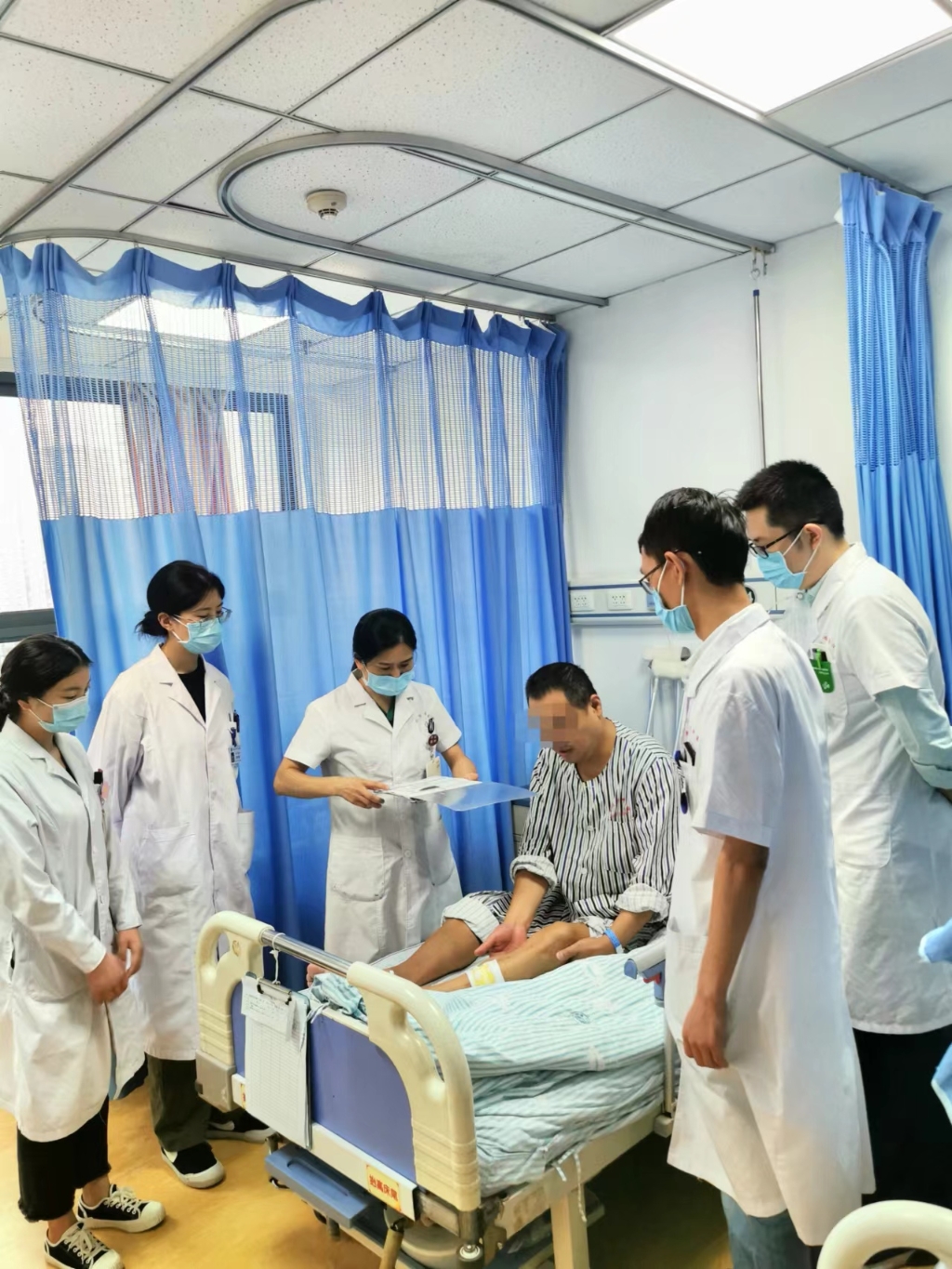重庆市中医院周围血管（创面修复）科团队正在查病房。医院供图