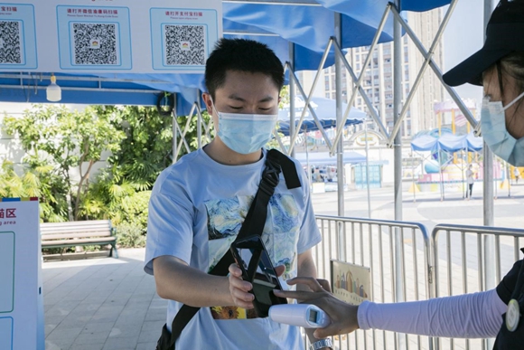 工作人员对游客进行体温检测。重庆欢乐谷供图 华龙网发