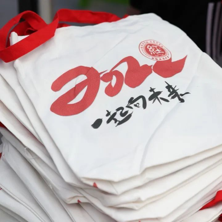 The canvas bags printed with a college's logo. (Photo provided by the interviewed)