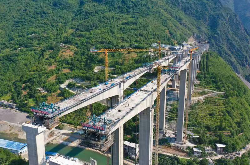 巫镇高速全线桥隧比达到90.6%。受访者供图