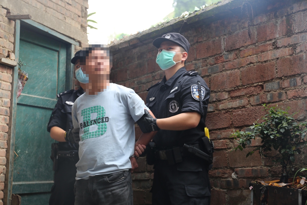 4嫌疑人王某指认案发现场。重庆九龙坡警方供图