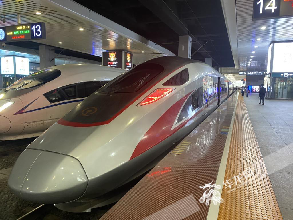郑渝高铁开通首发列车。资料图