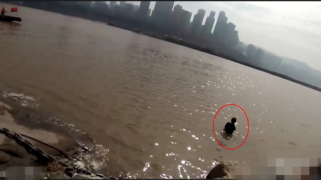 1站在江水中企图轻生的女子。重庆水警供图