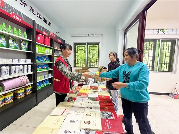 村民在金龙村新时代文明实践积分兑换超市兑换物品。通讯员 聂灵灵 摄