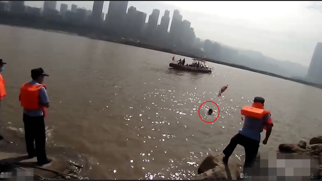 2民警抛下救生绳包营救女子。重庆水警供图